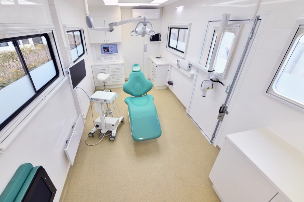 Mobiele tandartspraktijk truck interieur